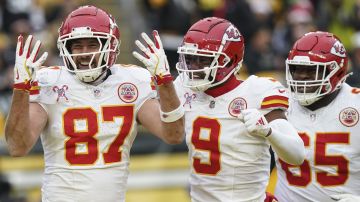 Kansas City Chiefs tight end Travis Kelce (87) celebrates his touchdown against the Pittsburgh Steelers during the second half of an NFL football game, Wednesday, Dec. 25, 2024, in Pittsburgh. (AP Photo/Matt Freed)