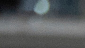 Patrick Mahomes y Travis Kelce, estrellas de los Chiefs en trajes de Santa Claus, comen pastel en forma de balones tras su victoria en Pittsburgh en el Día de Navidad.