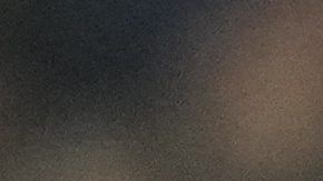 Edson Álvarez mira el cabeceo de Curtis Jones durante el partido.