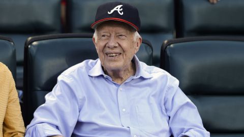 El expresidente Jimmy Carter disfruta de un juego de los Atlanta Braves.