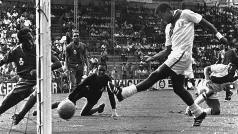 Hugo Sotil (abajo a la derecha), durante el gol de Teófilo Cubillas en el partido que Perú ganó 3-0 a Marruecos en México 1970.