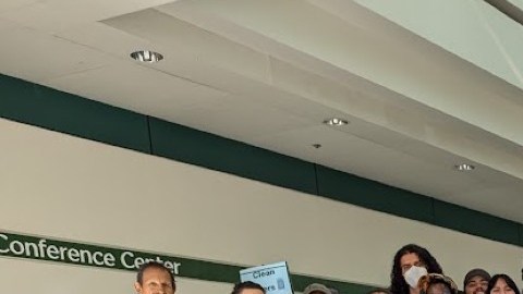 Los activistas ambientales durante la protesta del 6 de diciembre frente a la sede del AQMD / cortesía Mónica Embrey