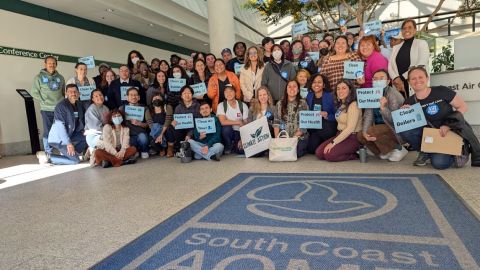 Los activistas ambientales durante la protesta del 6 de diciembre frente a la sede del AQMD / cortesía Mónica Embrey