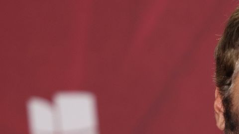 Alejandro Fernández con su novia Karla Laveaga en la alfombra de la 25 edición de los Latin Grammys en el Miami Beach Convention Center/Miami, 14 de noviembre 2024.