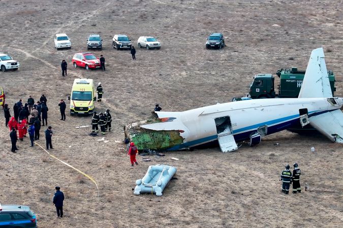 Los restos del Embraer 190 de Azerbaijan Airlines yacen en el suelo cerca del aeropuerto de Aktau, Kazajistán.