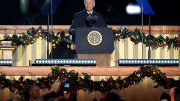 El presidente Joe Biden se dirige a los estadounidenses durante el encendido del Árbol Nacional de Navidad.