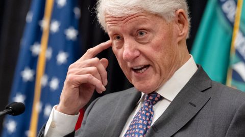 Expresidente Bill Clinton fue hospitalizado en Washington tras "desarrollar fiebre", pero lo reportan estable