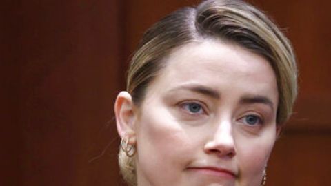 Izquierda: La actriz Amber Heard testifica en el tribunal del Circuito del Condado de Fairfax, en Fairfax, Virginia, el jueves 5 de mayo de 2022. El actor Johnny Depp demandó a su exesposa, la actriz Amber Heard, por difamación en el tribunal del Circuito del Condado de Fairfax después de que ella escribiera un artículo de opinión en The Washington Post en 2018 refiriéndose a sí misma como una "figura pública que representa el abuso doméstico". (Foto de Jim Lo Scalzo/Pool vía AP) Derecha: Blake Lively asiste al estreno mundial de It Ends with Us en el AMC Lincoln Square el martes 6 de agosto de 2024, en Nueva York. (Foto de Evan Agostini/Invision/AP)