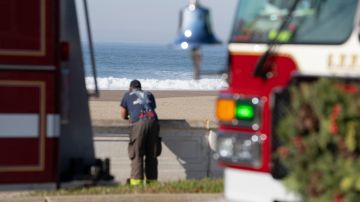 Bomberos patrullan Ocean Beach en San Francisco durante la alerta de tsunami causada por el terremoto.