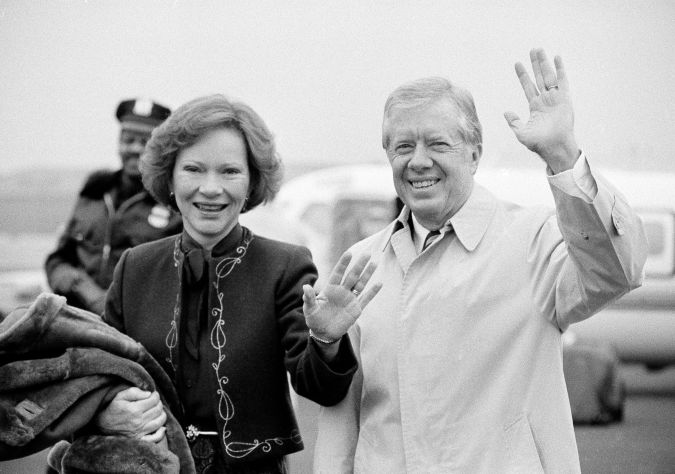 Jimmy Carter y su esposa Rosalynn en el aerpuerto de LaGuardia en 1987. Carter estaba en Nueva York para dar un discurso al Consejo de Relaciones Internacionales, donde dijo que las políticas del presidente Reagan habían puesto en peligro la paz, el desarme internacional, los Derechos Humanos y la no-proliferación nuclear.