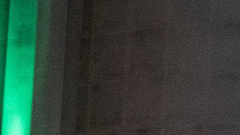 En el cementerio Forest Lawn en Glendale la imagen de la Virgen de Guadalupe es una réplica del cuadro en la basílica en Ciudad de México.