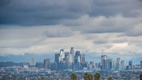 Los Ángeles se prepara para recibir la Navidad con un clima de posibles lluvias y oleajes fuertes.