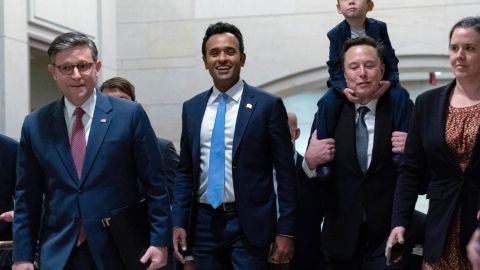 El presidente de la Cámara, Mike Johnson, recibió a Vivek Ramaswamy y Elon Musk en el Congreso.