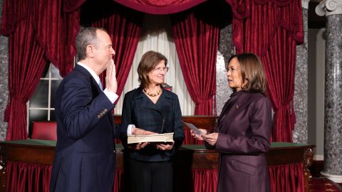 La vicepresidenta Kamala Harris le toma el juramento a Adam Schiff como senador de California. (Oficina Senador Schiff)