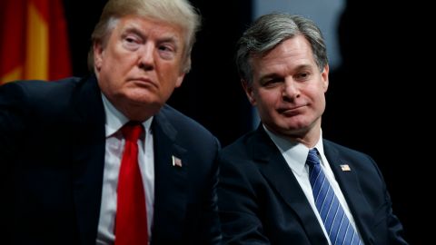 "Un gran día para Estados Unidos": Trump elogia la renuncia de Chris Wray como director del FBI