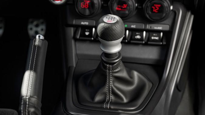 Este es el interior del Subaru BRZ Purple Edition