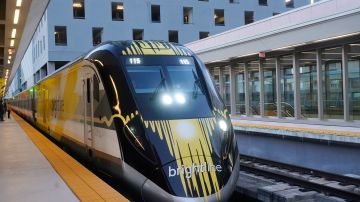 Brightline ofrece un servicio de tren de alta velocidad entre Miami y Orlando