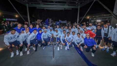 Serenata de la afición de Cruz Azul a los jugadores en su hotel de concentración en la noche previa al duelo de la semifinal vs. América (foto cortesía Cruz Azul)