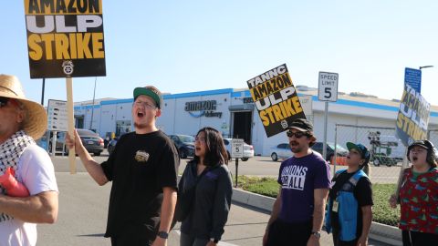 Sigue la huelga de miles de choferes de Amazon, quienes son subcontratados y aparentemente no son empleados de dicha compañía.