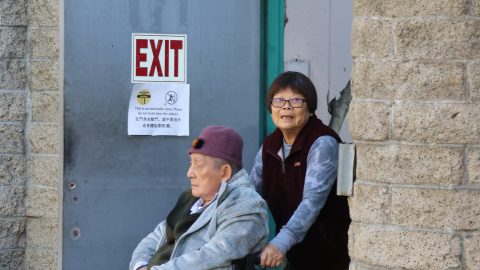 La puerta de entrada a los apartamentos Cathay Manor en Chinatown no cumplen con las normas para personas discapacitadas.