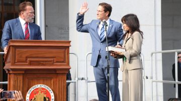 El actor Arnold Schwarzenegger tomó juramento a Nathan Hochman, fiscal número 44 de la historia.