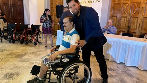 El artista plástico Miguel Dergar lleva sillas de ruedas a artistas con necesidades especiales a México.