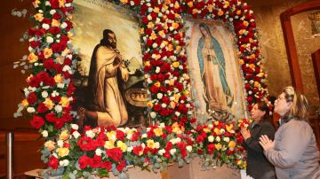 Liliana Castillo y Alma Nájar rezan ante las imágenes de san Juan Diego y la Virgen de Guadalupe.