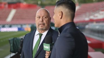 Enrique Bermúdez durante una transmisión con Oswaldo Sánchez.