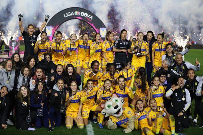 San Nicolas de los Garza, Nuevo León, 27 de noviembre de 2023. Jugadoras de Tigres femenil en festejo con el trofeo de campeonas, durante el partido de vuelta de la final del torneo Apertura 2023 de la Liga BBVA MX Femenil, entre las Tigres de la UANL y las Águilas del América, celebrado en el Estadio Universitario. Foto: Imago7/ Jorge Mendoza
