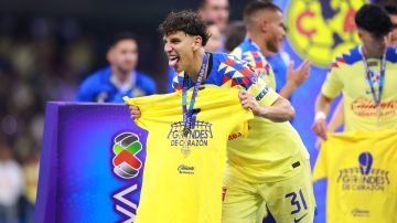 Igor Lichnovsky celebra uno de los títulos de liga de América.