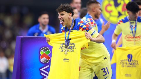 Igor Lichnovsky celebra uno de los títulos de liga de América.