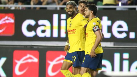 Mazatlán, Sinaloa, 1 de noviembre de 2024. Rodrigo Aguirre y Henry Martín en festejo de gol, durante el partido correspondiente a la jornada 15 del torneo Apertura 2024 de la Liga BBVA MX, entre los Cañoneros del Mazatlán FC y las Águilas del América, celebrado en el estadio El Kraken. Foto: Imago7/ Eduardo Reséndiz