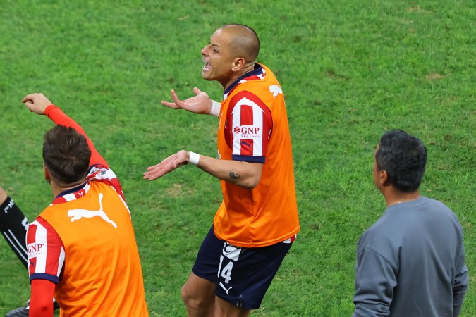 "Chicharito" Hernández durante el partido correspondiente al Play In del torneo Apertura 2024 de la Liga MX entre las Chivas del Guadalajara y los Rojinegros del Atlas, celebrado en el estadio Akron.