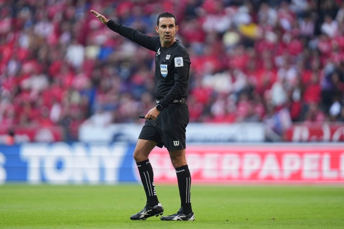 Toluca, Estado de México, 30 de noviembre de 2024. César Ramos, árbitro central, durante el partido de vuelta de los Cuartos de Final del torneo Apertura 2024 de la Liga BBVA MX, entre los Diablos Rojos del Toluca y las Águilas del América, celebrado en el estadio Nemesio Diez. Foto: Imago7/