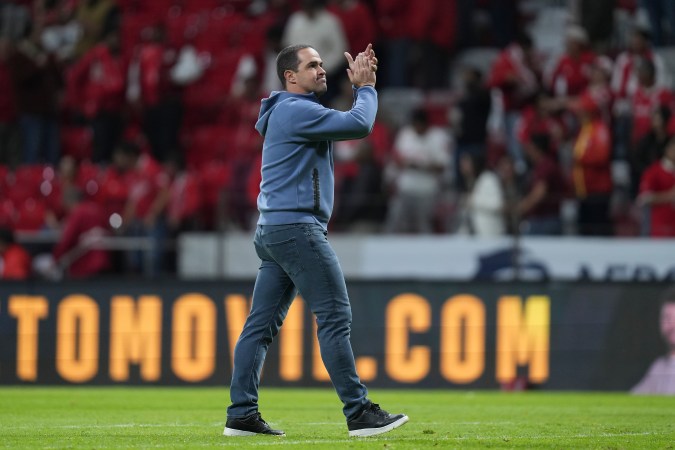 El director técnico del Club América, André Jardine, saludando a la afición del cuadro azulcrema después de la victoria ante el Toluca.