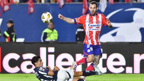 San Luis Potosí, San Luis Potosí, 4 de diciembre de 2024. Erick Aguirre y Leonardo Bonatini, durante el partido de ida de las Semifinales del torneo Apertura 2024 de la Liga BBVA MX, entre el Atlético San Luis y los Rayados del Monterrey, celebrado en el estadio Alfonso Lastras. Foto: Imago7/ Olimpia Puga