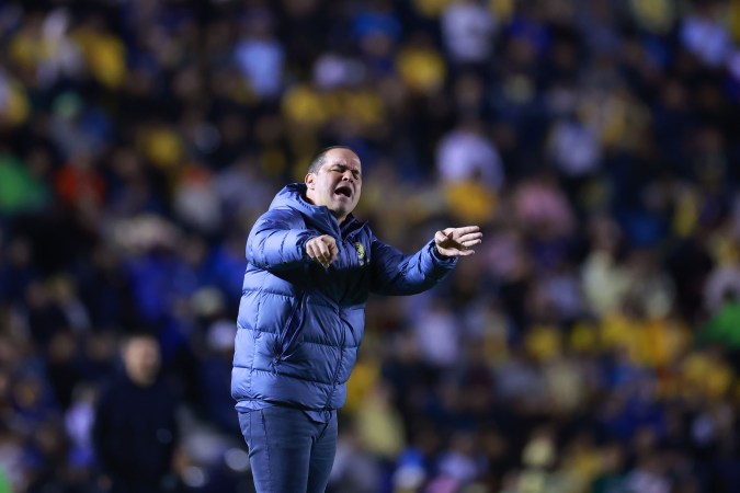 André Jardiné, director técnico del Club América durante un momento del encuentro ante el Cruz Azul correspondiente a las semifinales del torneo Apertura 2024 de la Liga MX.