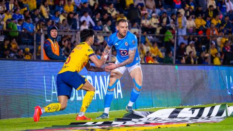 Ciudad de México, 5 de diciembre de 2024. Kevin Álvarez y Rodolfo Rotondi en fair play, durante el partido de ida de las Semifinales del torneo Apertura 2024 de la Liga BBVA MX, entre las Águilas del América y la Máquina Celeste del Cruz Azul, celebrado en el estadio Ciudad de los Deportes. Foto: Imago7 / Diego Padilla