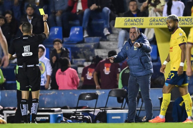 El director técnico del Club América, André Jardine, terminó siendo amonestado por reclamar al árbitro principal del encuentro, Óscar Mejía.