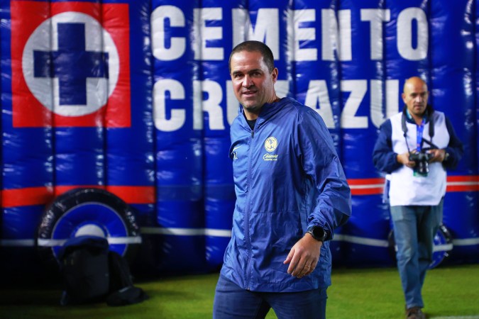 André Jardine durante el partido de vuelta de las semifinales del torneo Apertura 2024 de la Liga MX entre la Máquina Cementera del Cruz Azul y las Águilas del América celebrado en el estadio Ciudad de los Deportes.