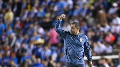 El entrenador brasileño André Jardine celebrando después de la victoria 3-4 del América ante Cruz Azul.