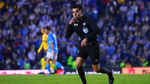 Ciudad de México, 8 de diciembre de 2024. Adonai Escobedo,árbitro central, durante el partido de vuelta de las Semifinales del torneo Apertura 2024 de la Liga BBVA MX, entre la Máquina Celeste del Cruz Azul y las Águilas del América, celebrado en el estadio Ciudad de los Deportes. Foto: Imago7/ Manlio Contreras