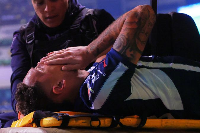 Puebla, Puebla, 12 de diciembre de 2024. Lucas Ocampos resulto lesionado, durante el partido de ida de la Final del torneo Apertura 2024 de la Liga BBVA MX, entre las Águilas del América y los Rayados del Monterrey, celebrado en el estadio Cuauhtémoc. Foto: Imago7/ Manlio Contreras