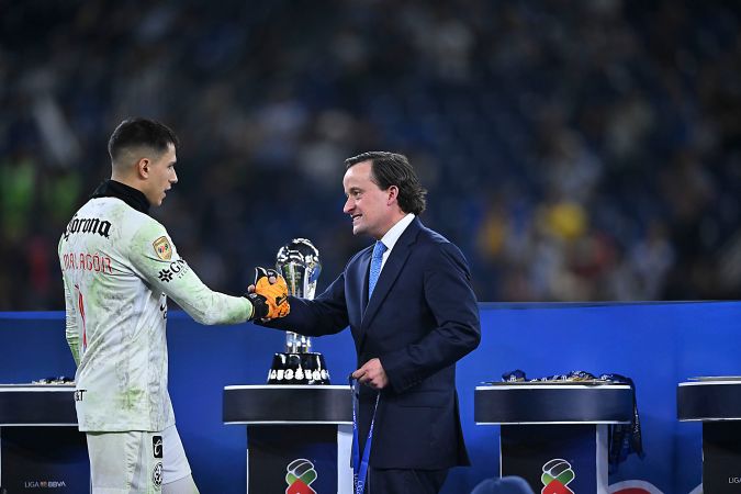 Luis Malagón recibiendo la medalla de campeón tras el tricampeonato conseguido por el Club América en el fútbol mexicano.