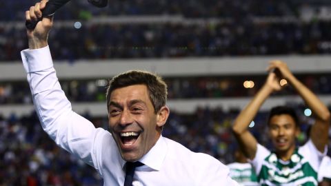 Pedro Caixinha celebra un título con Santos laguna.