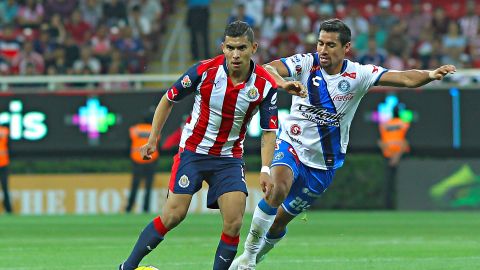 Zapopan, Jalisco, 8 de abril de 2017. Orbelín Pineda y Patricio Araujo, durante el partido de la jornada 13 del torneo Clausura 2017 de la Liga Bancomer MX, entre las Chivas Rayadas del Guadalajara y Club Puebla, celebrado en el estadio Chivas. Foto: Imago7/Jorge Barajas