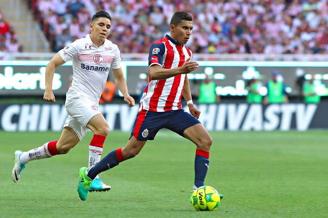 Zapopan, Jalisco, 21 de mayo de 2017. Orbelín Pineda, durante el partido de vuelta de la Semifinal del torneo Clausura 2017 de la Liga Bancomer MX, entre las Chivas Rayadas del Guadalajara y los Diablos Rojos del Toluca, celebrado en el estadio Chivas. Foto: Imago7/Jorge Barajas