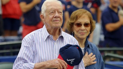 Jimmy Carter y su esposa Rosalynn en un juego de los Padres de San Diego y Atlanta Braves en 2015, en Atlanta.