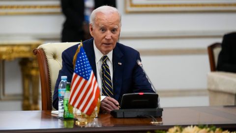 Senadores hispanos urgen a Biden proteger a inmigrantes antes de dejar la Casa Blanca