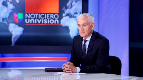 María Elena Salinas se despide acompañada de Jorge Ramos en su último día como presentadora de "Noticias Univision" (Univision), cobijada por el aplauso y reconocimiento de familiares, compañeros y colegas que le dieron el adiós tras 37 años de trayectoria periodística en la cadena hispana/Miami, 8 de diciembre 2017.